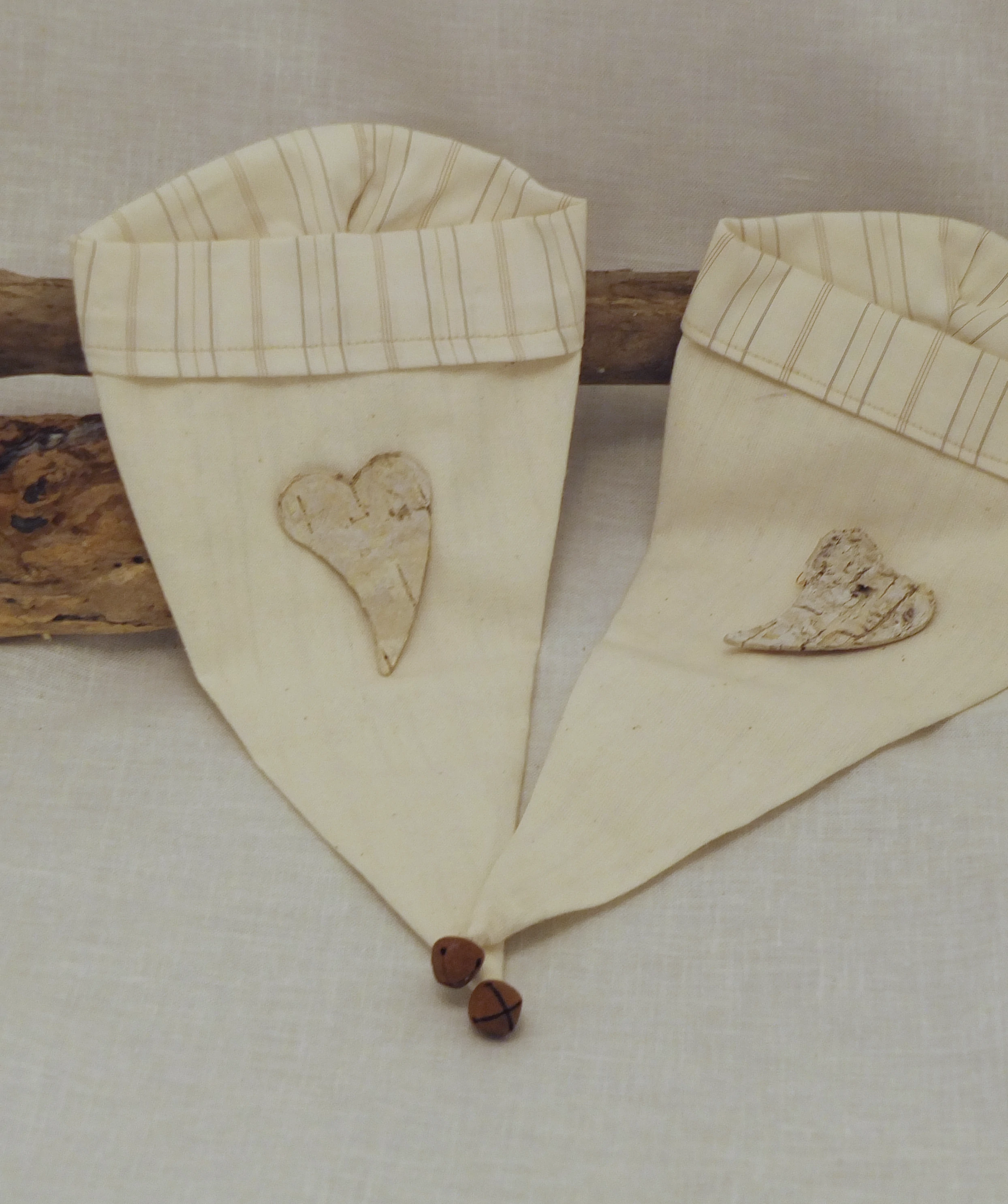 Bonnets de lutins décoratifs en tissu. Idéal pour décorer une commode. Camaïeux de couleurs sur la thématique de Noël avec un grelot