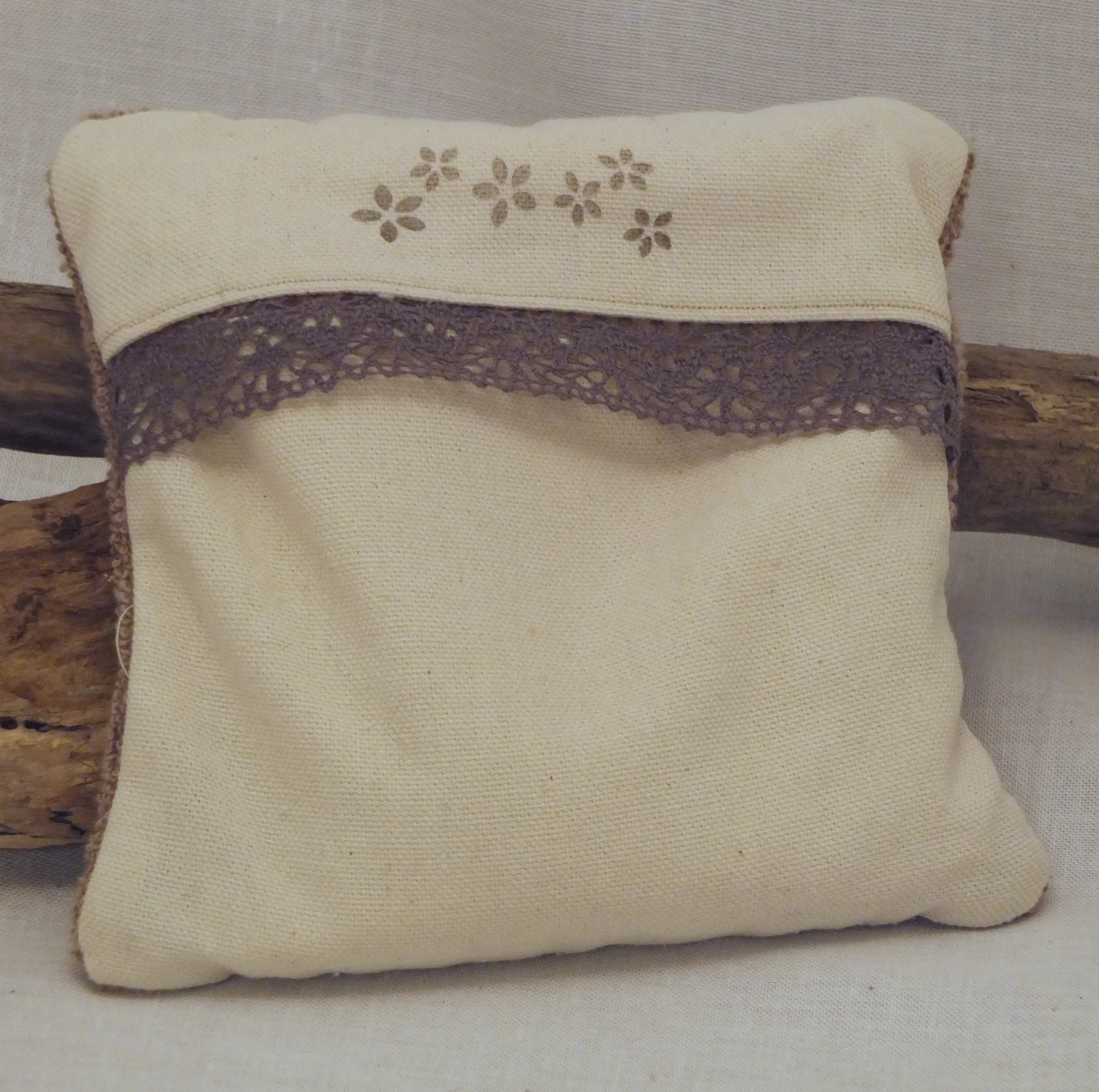 Petits coussins rembourés en riz, permettant d'être chauffés pour réconforter les bébés. Les coloris sont des camaïeux beiges, vert et gris cendré