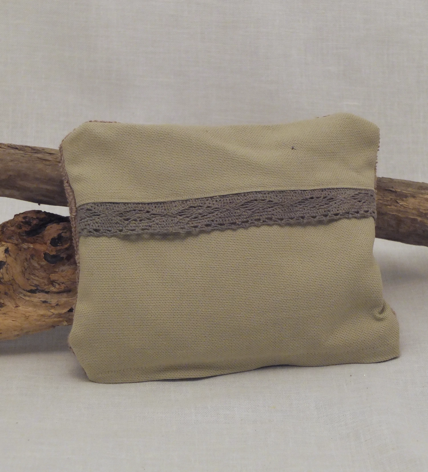 Petits coussins rembourés en riz, permettant d'être chauffés pour réconforter les bébés. Les coloris sont des camaïeux beiges, vert et gris cendré