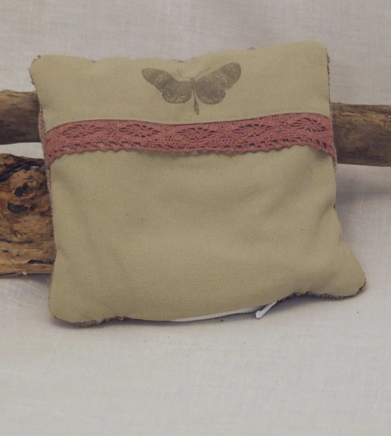 Petits coussins rembourés en riz, permettant d'être chauffés pour réconforter les bébés. Les coloris sont des camaïeux beiges, vert et gris cendré