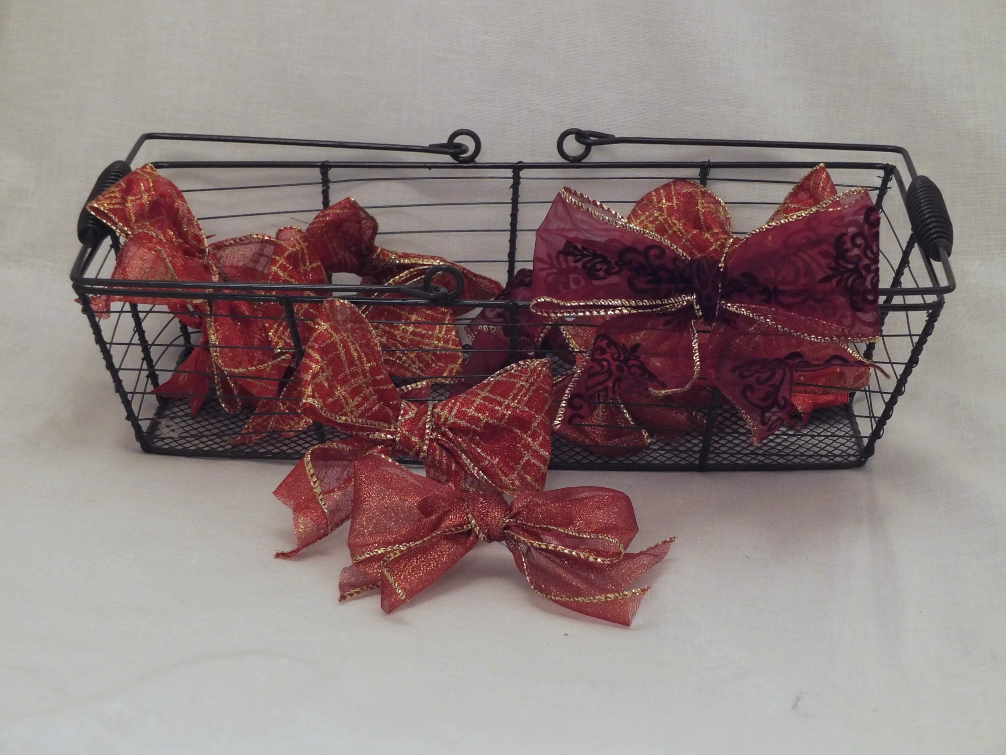 Noeuds décoratifs en ruban rouge et orangers. Pour décorer les cadeaux ou le sapin.